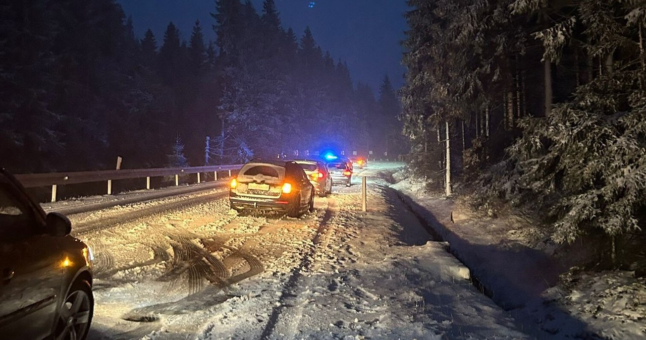 Śnieżyca na Dolnym Śląsku. Uwaga kierowcy, występują utrudnienia