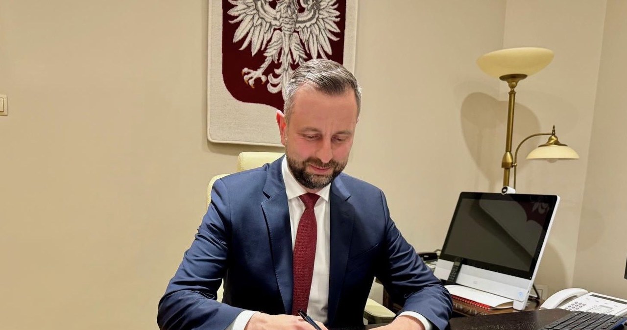 "Podpisane i wysłane". Wniosek wpłynął do Brukseli tuż przed północą