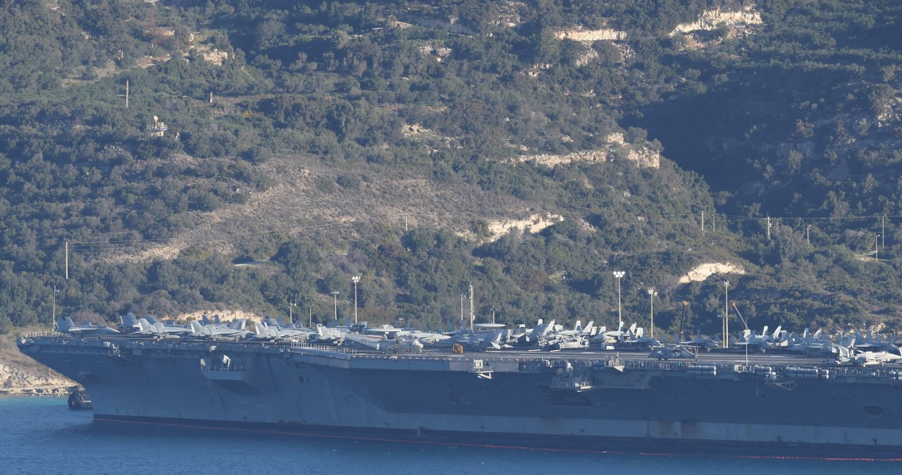Największy na świecie lotniskowiec zawinął na Kretę. To istna morska forteca