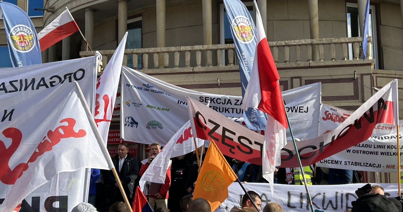 Protesty kolejarzy przed Ministerstwem Infrastruktury. Restrukturyzacja czy zwolnienia?