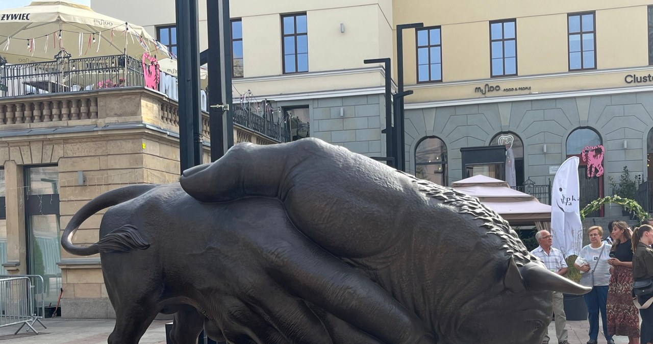 Potężny byk w centrum Katowic. Na Dworcowej stoi wyjątkowa rzeźba