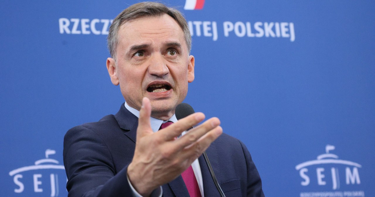 Co z paszportem Zbigniewa Ziobry? Procedura unieważnienia wcale nie jest taka prosta