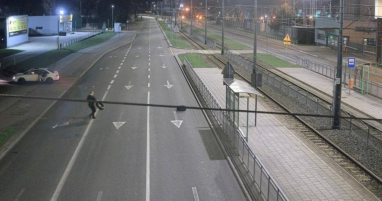 To mogło skończyć się tragicznie. Celowo rozkładał opony na jezdni, pilny apel służb