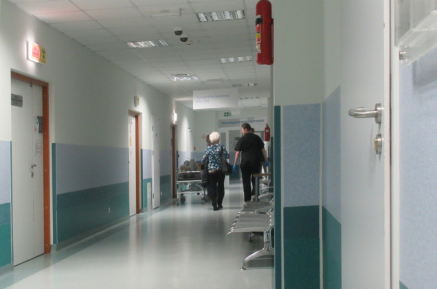 Politycy KO obsługiwani poza kolejką? Przychodnia w Piasecznie miała działać jak „prywatna służba zdrowia”