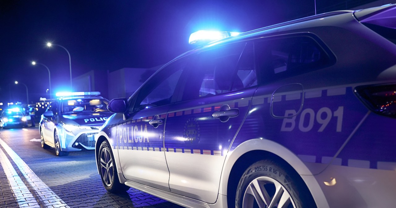 Policyjny pościg w Warszawie zakończony dachowaniem. Informacje RMF FM