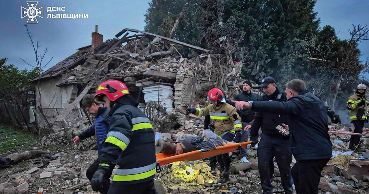 Zełenski ujawnia: 50 rakiet i 500 dronów uderzyło w Ukrainę