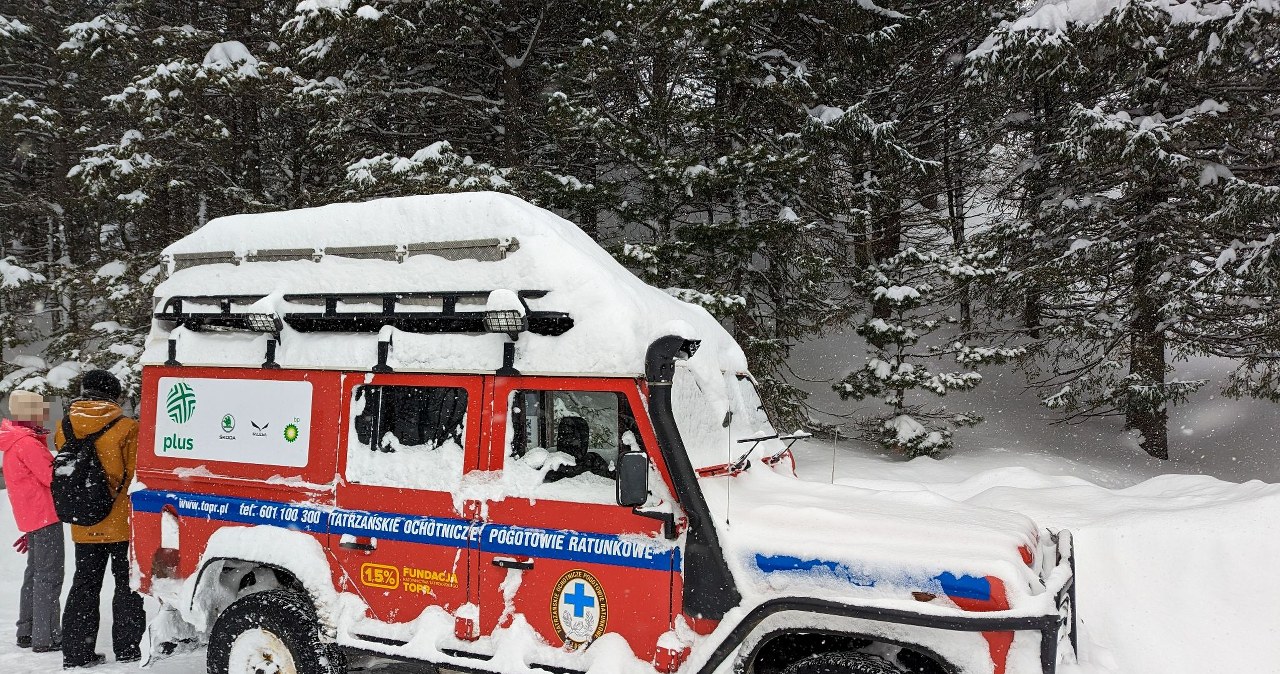 Zjechał pontonem po śniegu, uderzył w drzewa. Interwencja TOPR