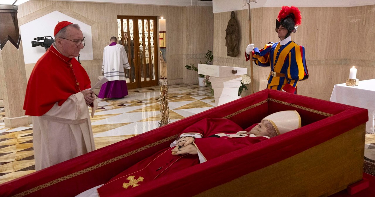 Pokazano ciało zmarłego papieża Franciszka [ZDJĘCIA]