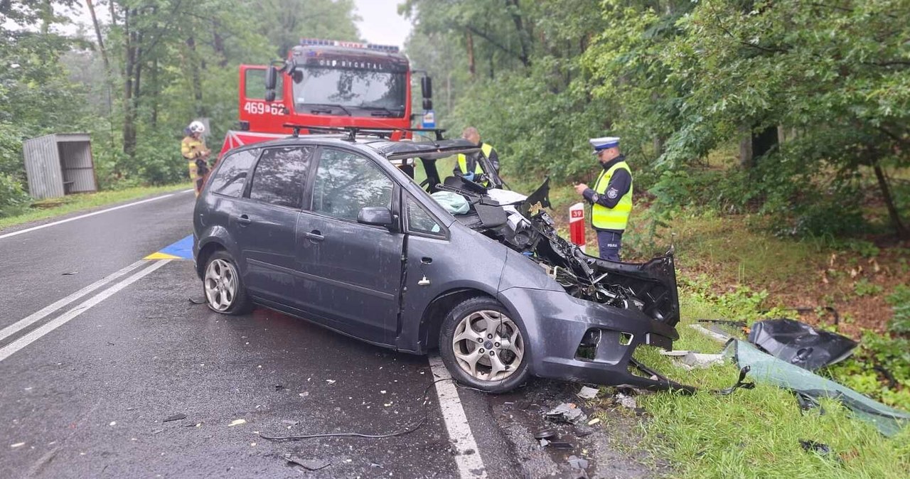 Tragedia na łuku drogi. Dwie ofiary czołowego zderzenia aut