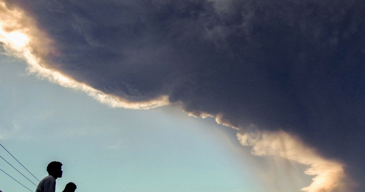 ​Potężna erupcja wulkanu. Kolumna popiołu wystrzeliła na wysokość 19 km