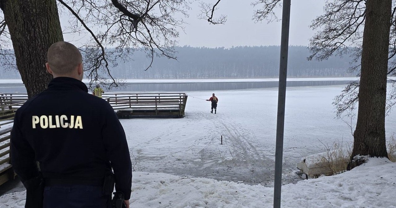O krok od tragedii na jeziorze. Poszedł za psem i wpadł do lodowanej wody po szyję