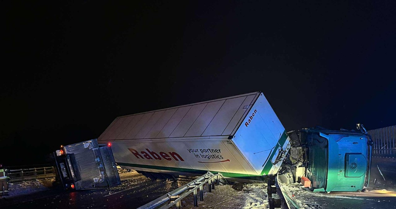 Nocny wypadek na S7. Dwie ciężarówki zablokowały drogę