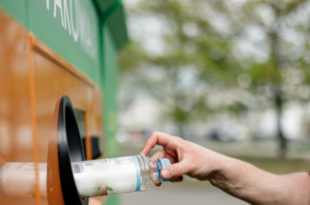 Nowa era recyklingu. W Polsce masowo pojawią się automaty zwracające kaucję na kartę