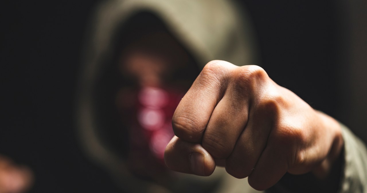 18-latek zmasakrował, a później utopił 47-latka. Ruszył proces