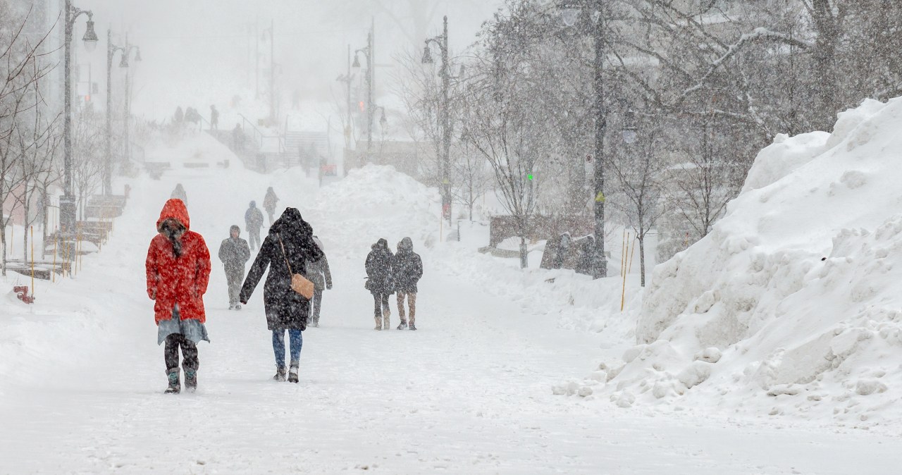 Opady śniegu to nie wszystko. IMGW wydał żółte i pomarańczowe alerty