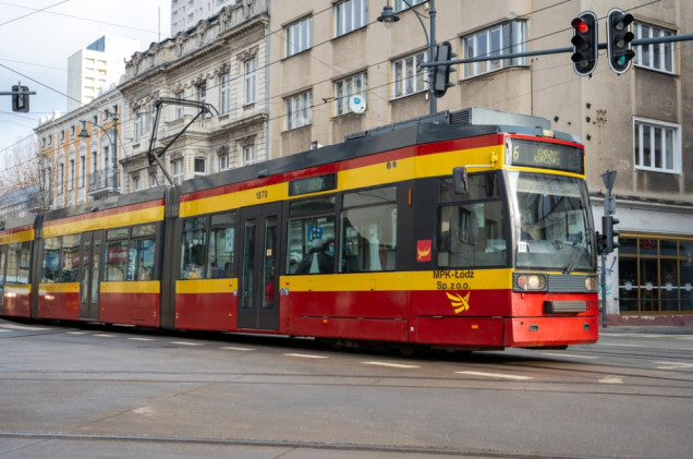 Chwila brawury, która mogła skończyć się dramatem. Uczepili się tramwaju