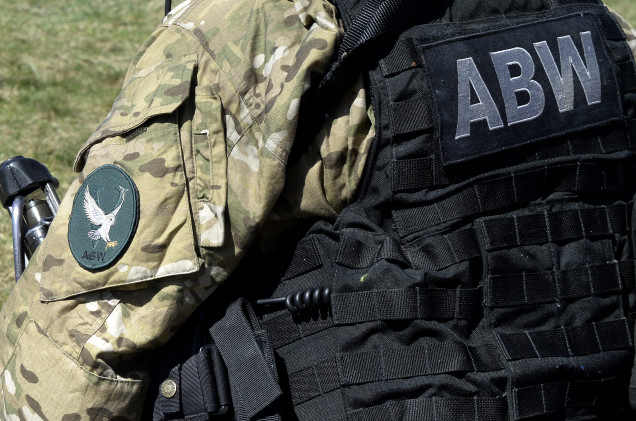 Planował zamach na szkołę i meczet. 17-latek z zarzutami