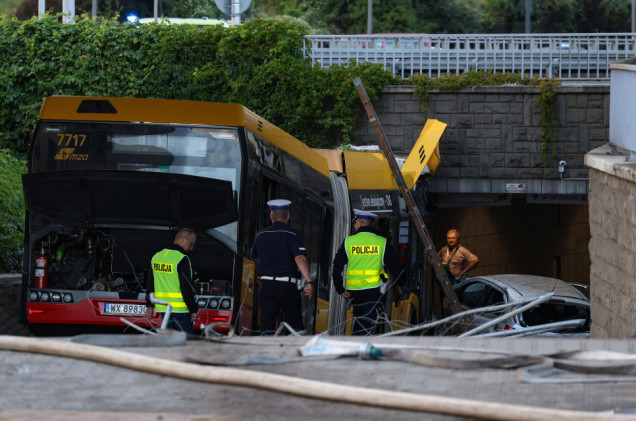 Przyczyna wypadku autobusu 186 w Warszawie: Prokuratura bierze pod uwagę dwie hipotezy