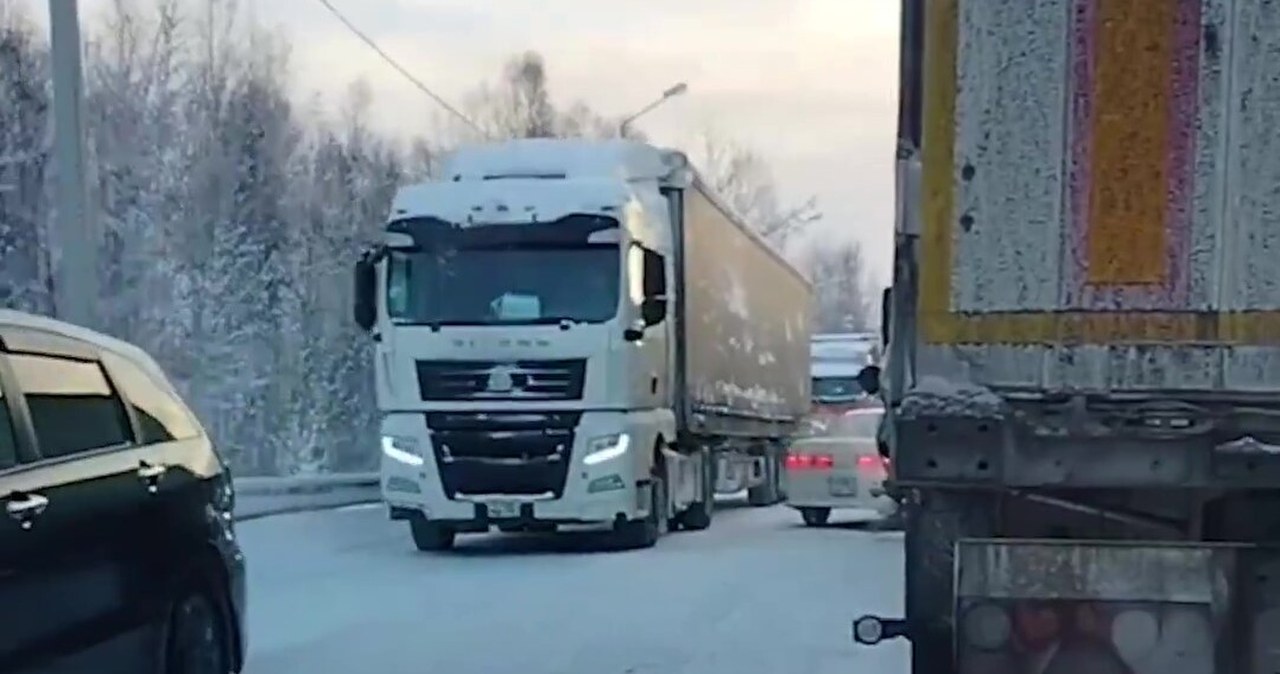 Pojazdy utknęły w 85-kilometrowym korku. Na zewnątrz siarczysty mróz