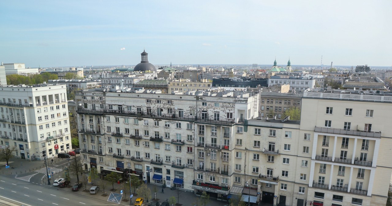Budynek warszawskiego liceum ostrzelany