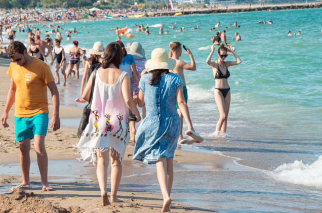 Piasek, tatuaże i alkohol. Nietypowe zakazy plażowe, które słono kosztują