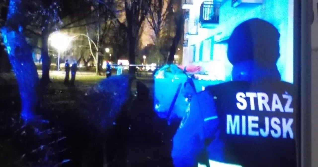 "Zimno, boli". Kobieta leżała na trawie przed blokiem, wypadła z drugiego piętra