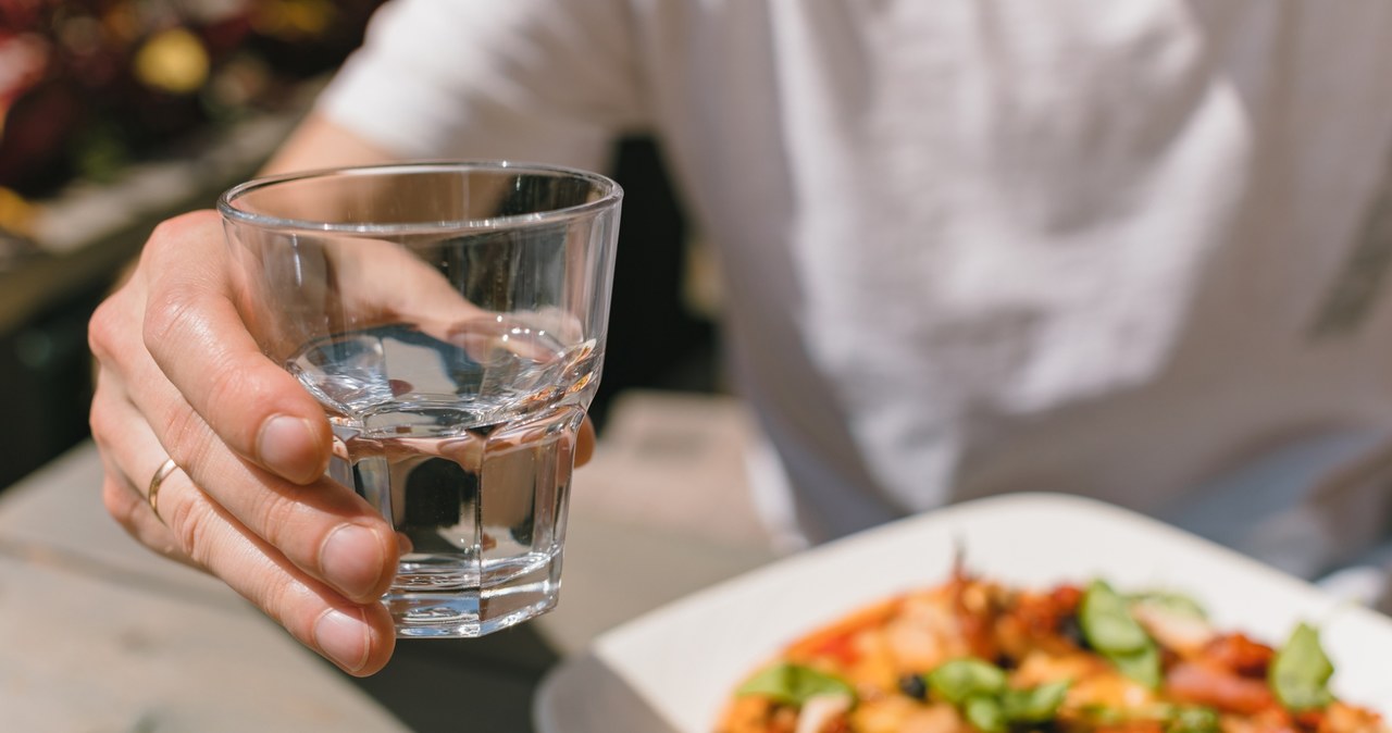 "Prawo do pół litra". Darmowa kranówka w restauracjach?
