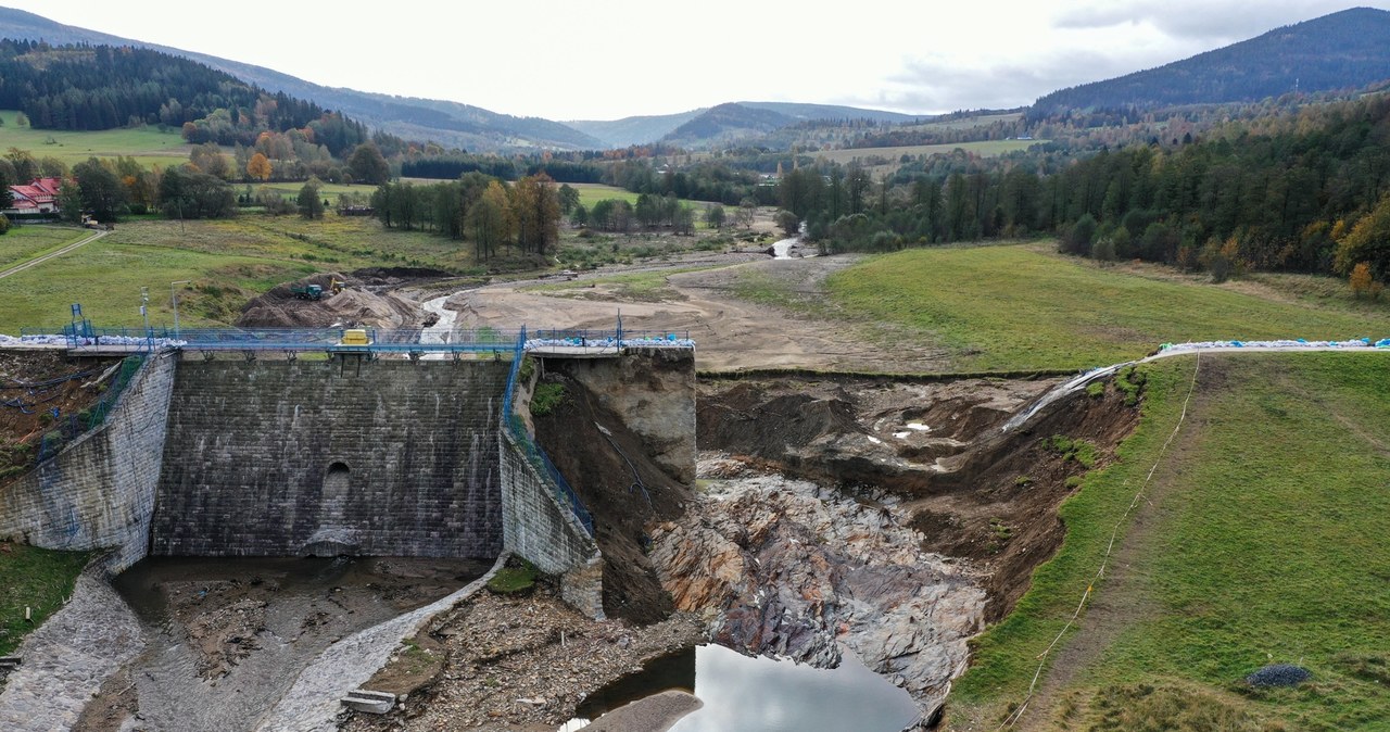 Na tereny popowodziowe wrócił strach. Czy zapora wytrzyma?