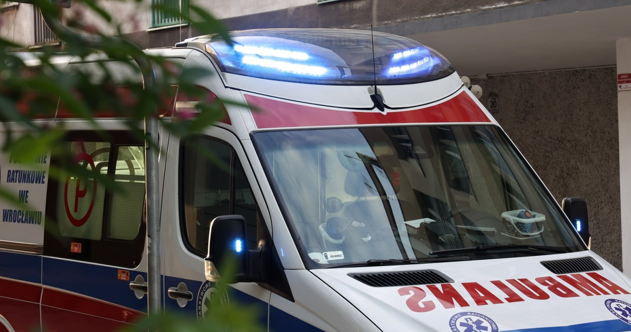 Upadł i uderzył głową w chodnik. 15-latek w śpiączce po bójce