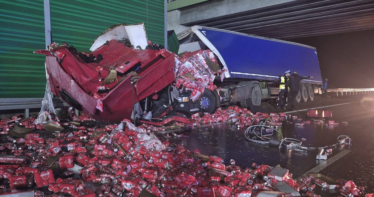 Wypadek na S7 pod Płońskiem. Jezdnia pełna puszek piwa