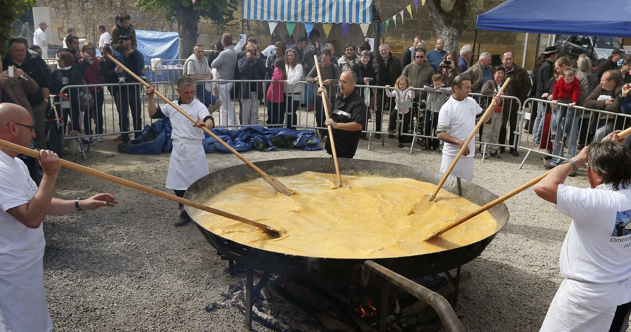 Ogromny smażony omlet. Niezwykła tradycja wielkanocna we francuskim miasteczku