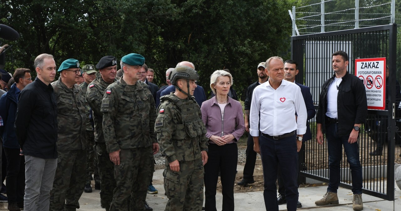 "Białoruscy żołnierze z długą bronią". Obok Tusk i von der Leyen