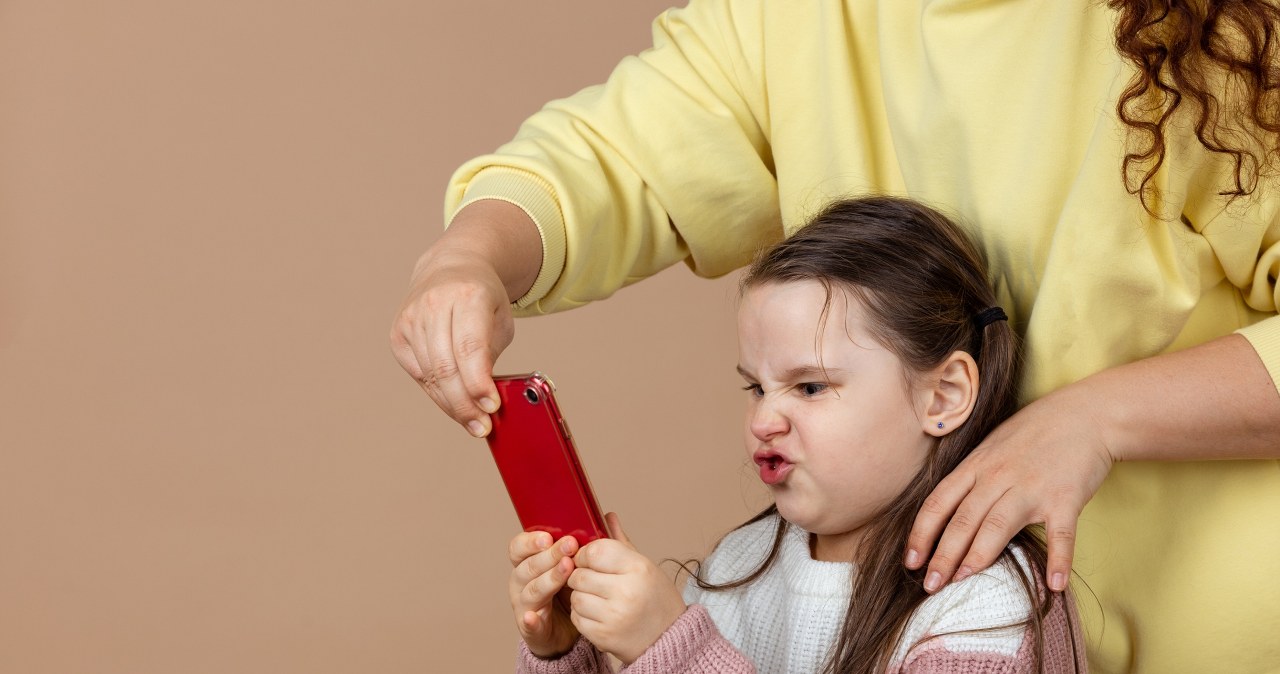 ​Nie zabieraj dziecku telefonu - odłóż swój! Rusza kampania "Zaloguj się do relacji"