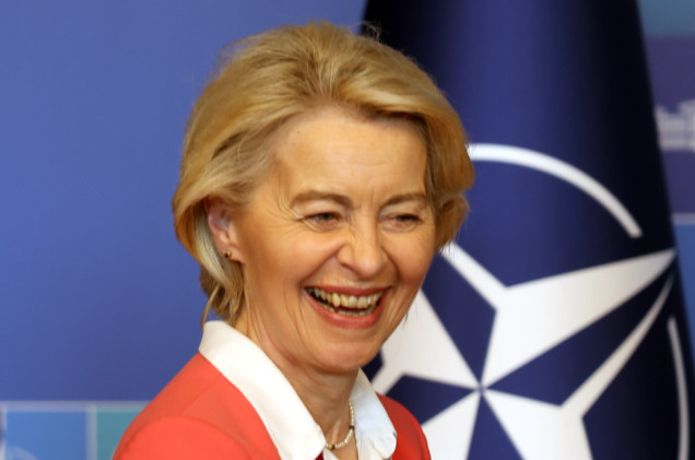 Ursula von der Leyen też dostała pistolet od Erdogana, ale odda