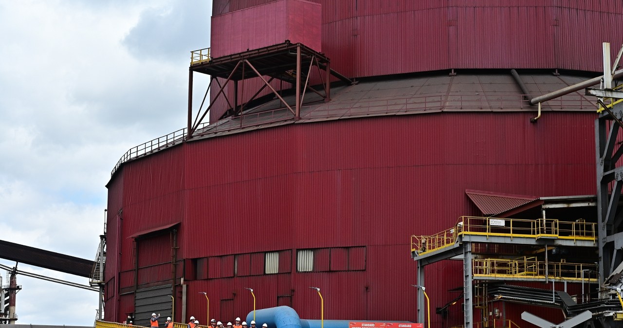 ​Żużel spadł na samochody. Poważna awaria w hucie ArcelorMittal