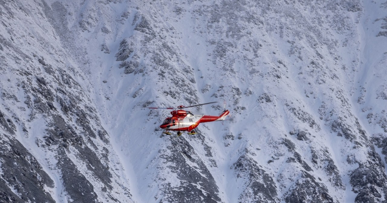Ewakuacja pięciu "uwięzionych" turystów z Doliny Pięciu Stawów
