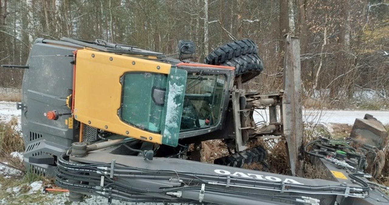 Pijany operator koparki przewrócił maszynę i uciekł do lasu. Szybko został zatrzymany