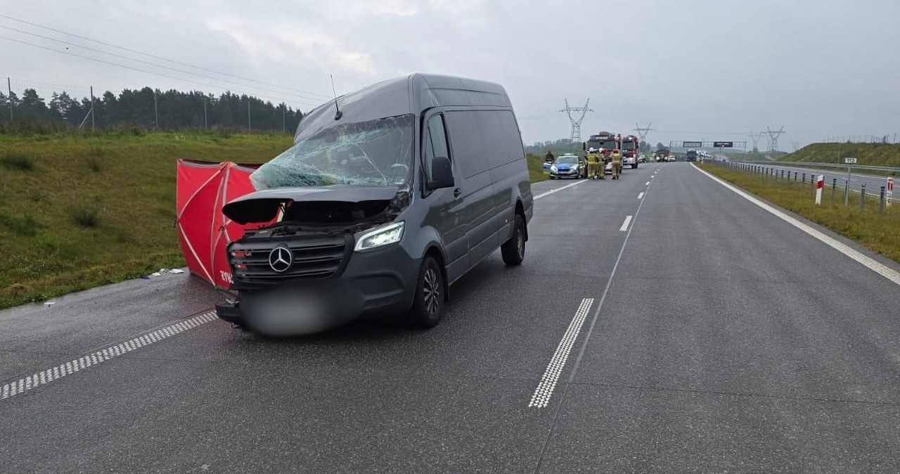 Śmiertelny wypadek. Bus zderzył się z lawetą