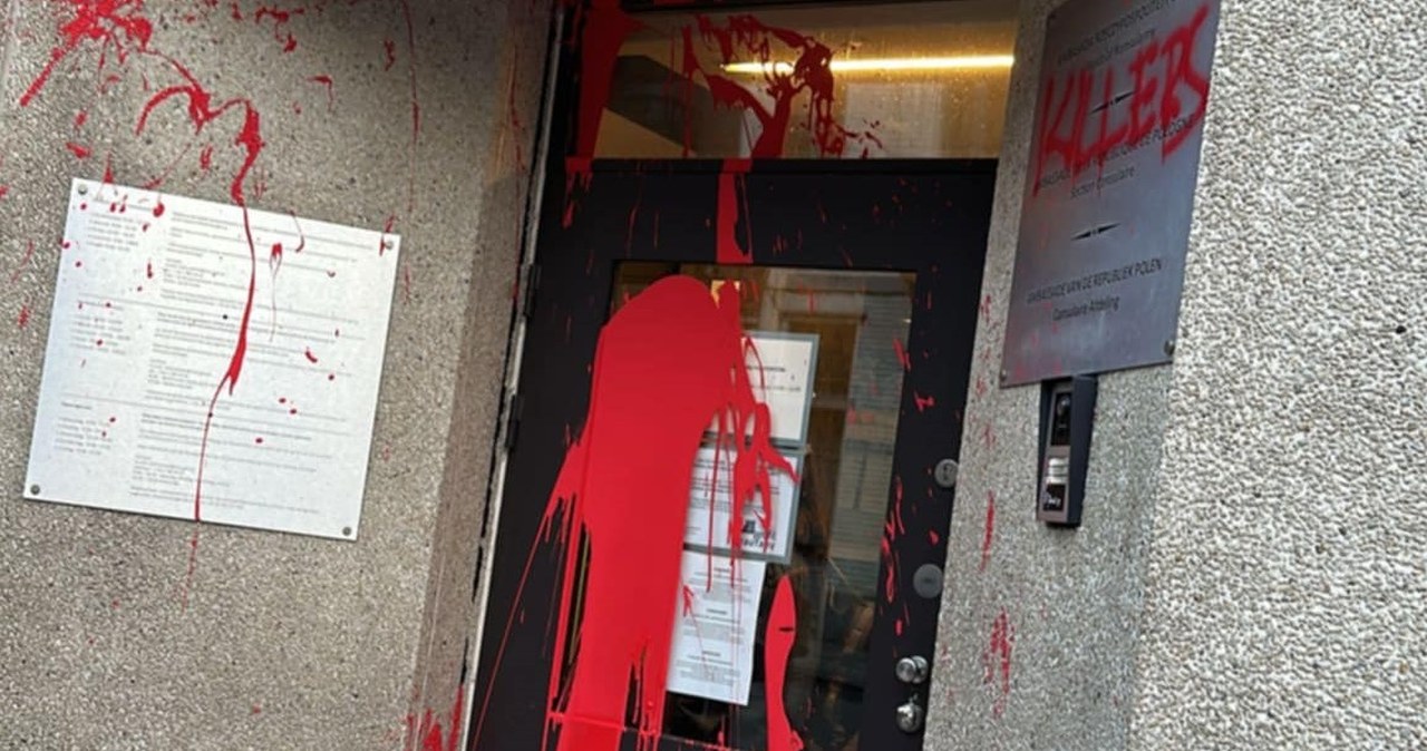 Atak na polski konsulat. Czerwona farba i obraźliwe hasła w sercu Europy