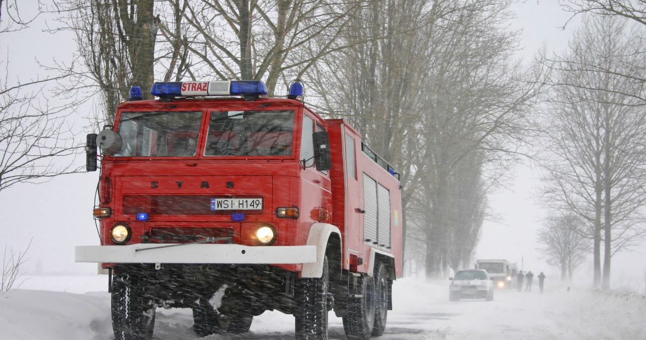 ​Pożar magazynu w Tomaszowie. Duże zagrożenie, w środku są gazy techniczne