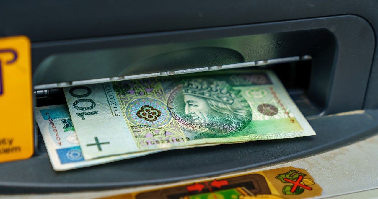 Klienci jednego z banków zgłaszają, że pieniądze znikają z ich kont. Pilny komunikat