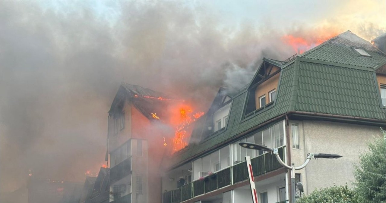 Ogromny pożar pod Warszawą. Palą się bloki, kilka osób poszkodowanych