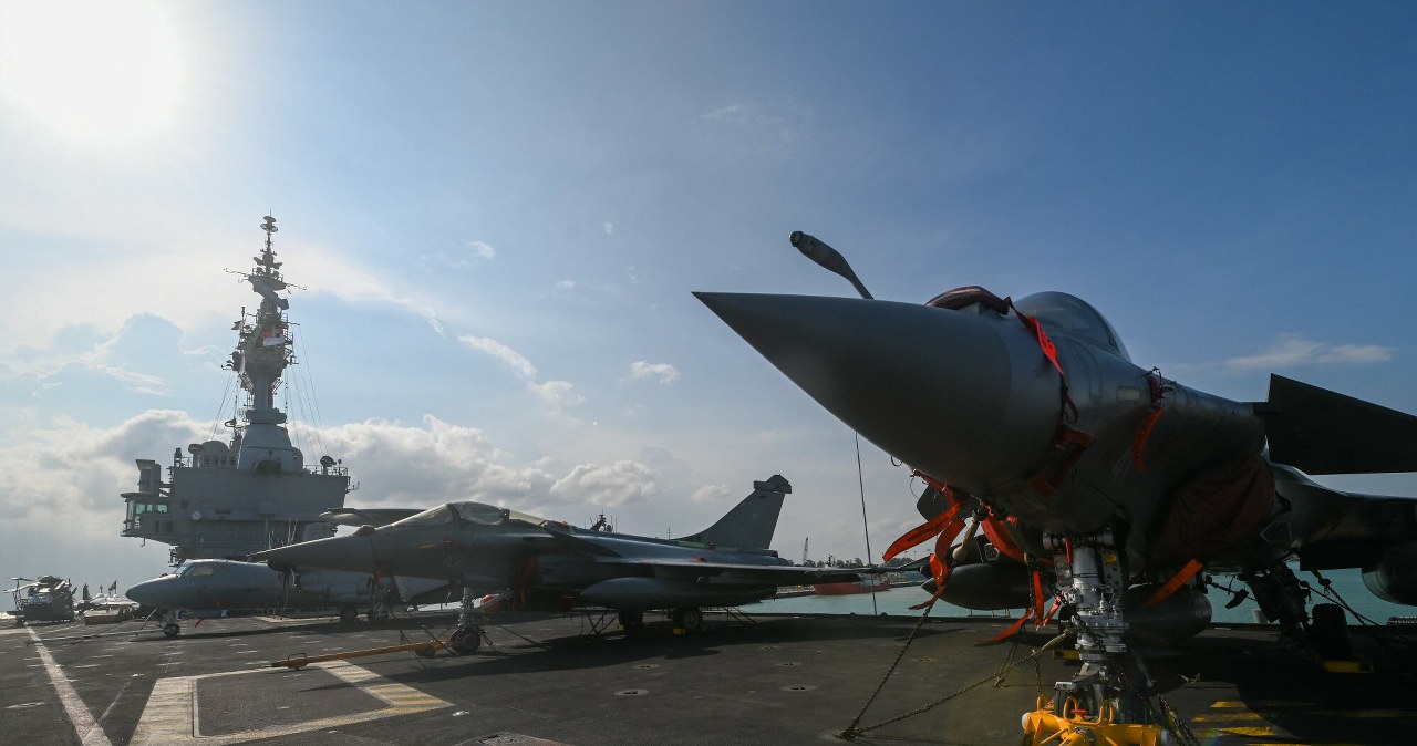 Francuski lotniskowiec przerywa misję na Bałtyku i płynie w stronę Iranu