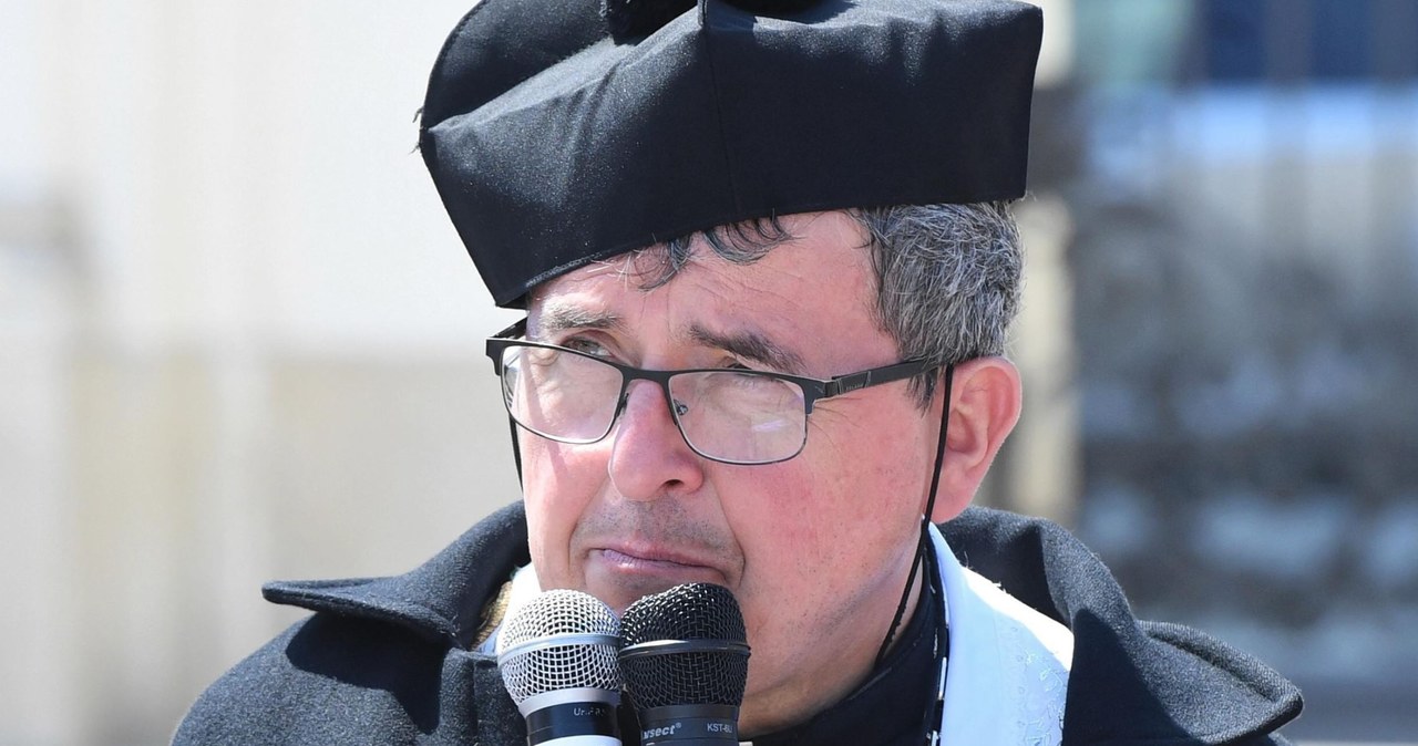 Sanepid reaguje na "cudowną wodę" ks. Natanka