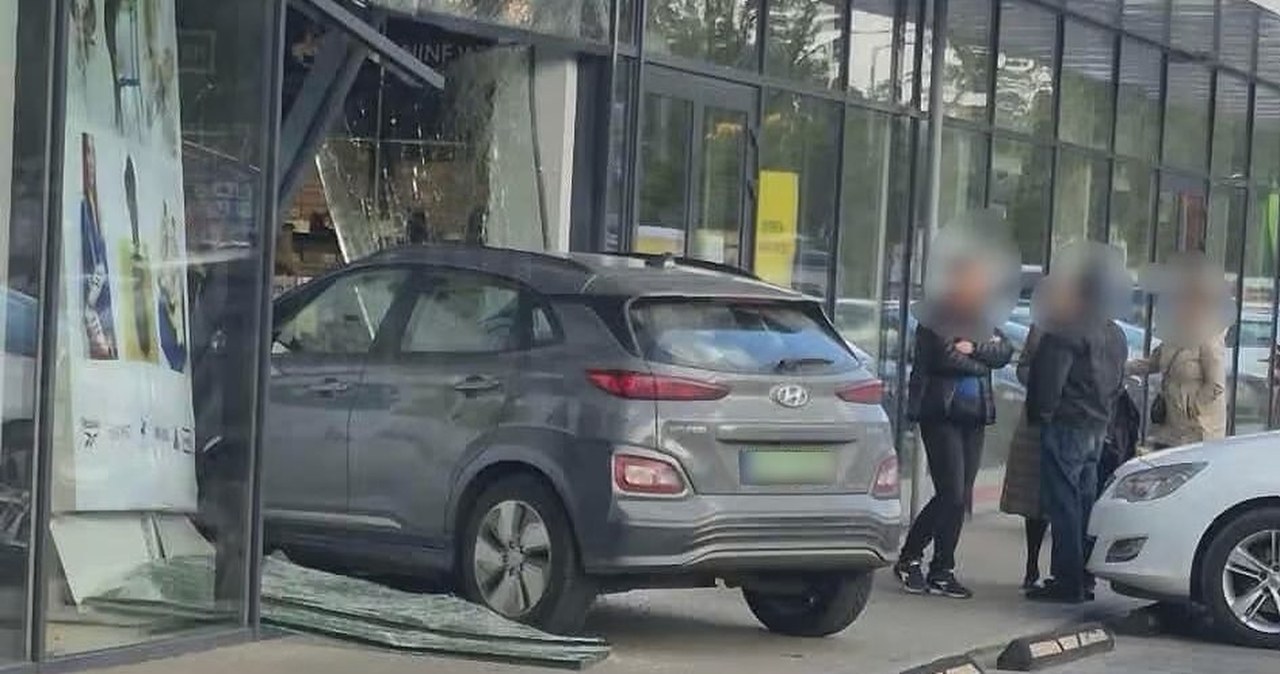 Elektrycznym hyundaiem wjechała w witrynę sklepową