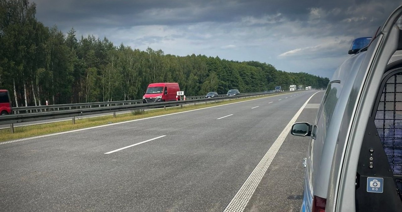 Trudno uwierzyć. Nietrzeźwy 68-latek na hulajnodze jechał pod prąd autostradą