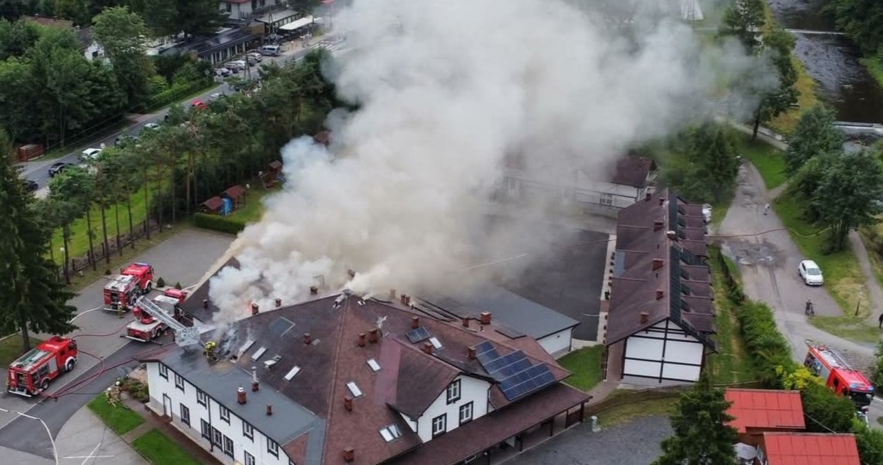 Pożar hotelu w Wiśle. Z ogniem walczy kilkudziesięciu strażaków