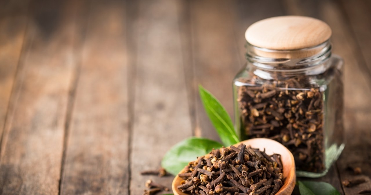 GIS ostrzega: Wycofanie dwóch partii goździków z powodu przekroczenia norm pestycydów