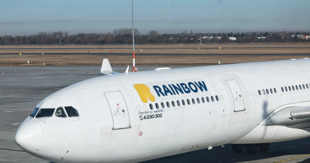 ​"Polecą tylko puste maszyny". Biura podroży zawieszają loty