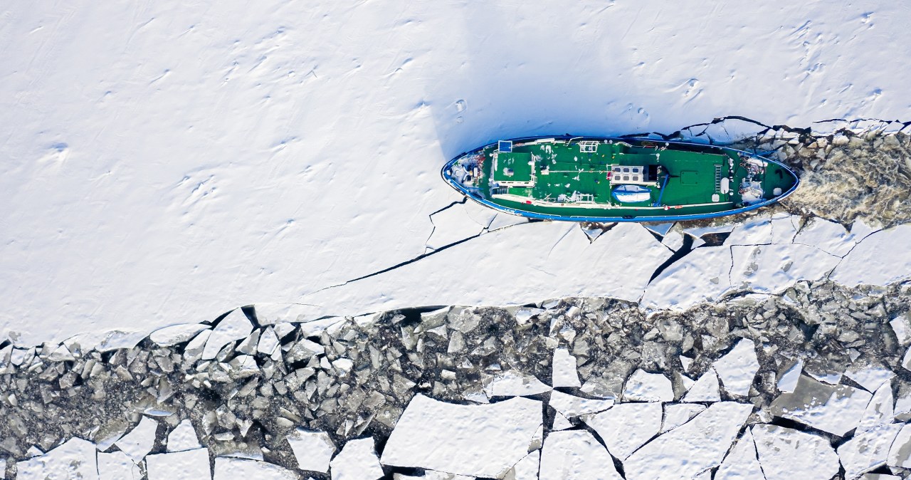 Zamarznięta Odra. Zakaz żeglugi i lodołamacze w akcji